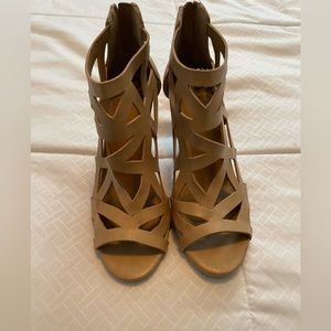 Cute heels with cut out pattern style!!